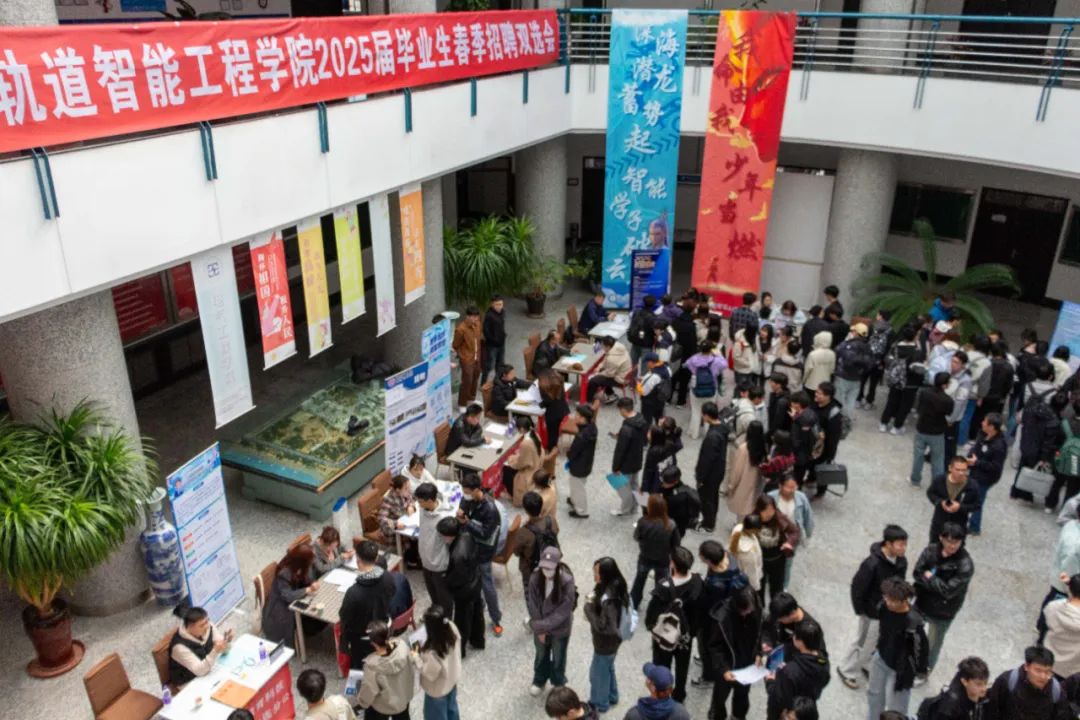 成人网站
举办2025届毕业生春季招聘双选会